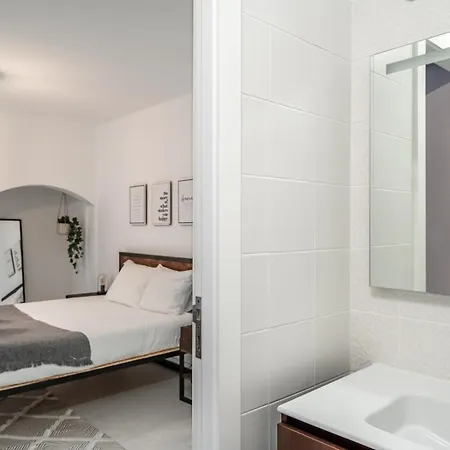Lovely 2 Bedroom In The Heart Of * Lisbon